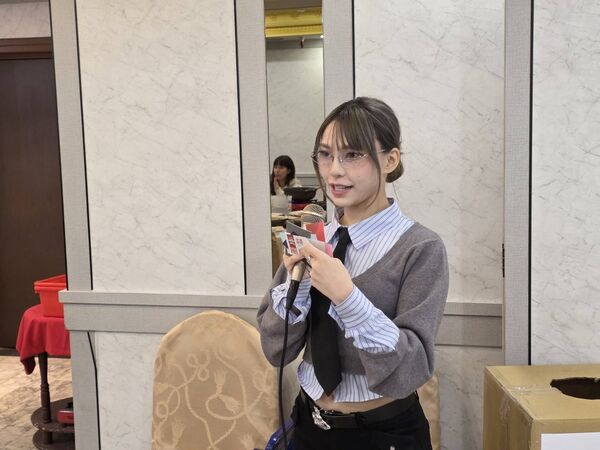 ▲芷霖與林襄參加春酒。（圖／記者葉文正攝）