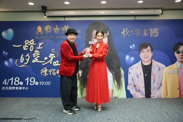 ▲▼康康為陳怡婷送上紅包。（圖／寶吉祥提供）