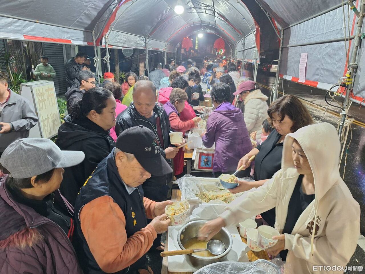 山城慶元宵!米粉、燒酒雞登場 民眾排隊擲錢母熱情不減