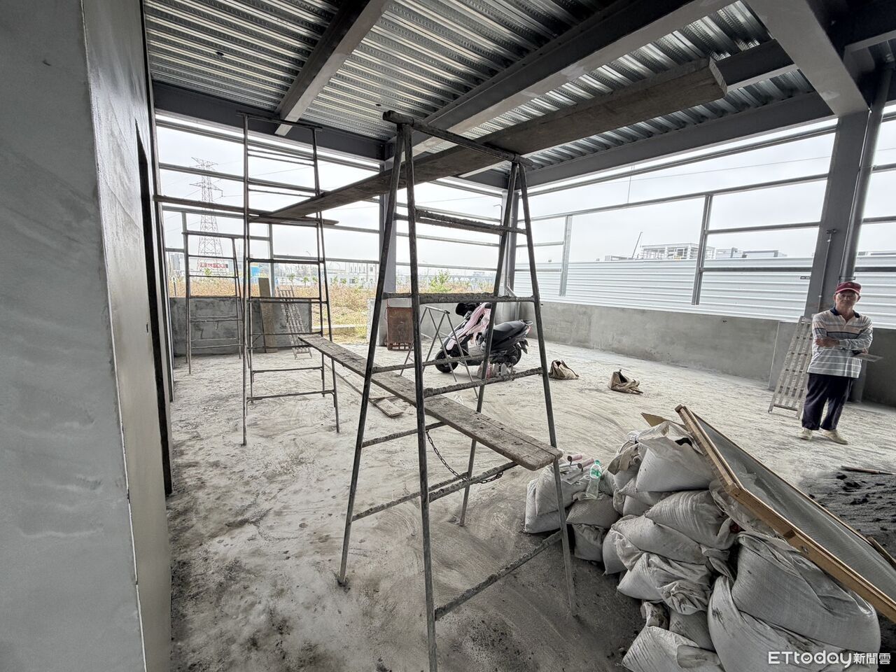 快訊/高雄仁武工地意外!工人攀爬梯子跌落地面 緊急送醫