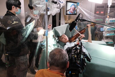 小提琴家罹腦瘤「邊動開顱手術」邊拉琴！　醫療港劇改編真實事件