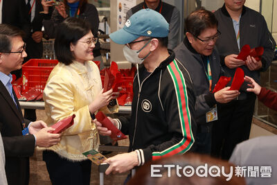 滯留杜拜275台人搭阿聯酋返台　觀光署接機送平安酥