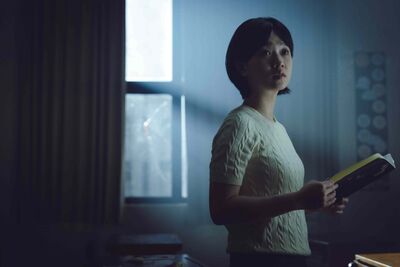 台灣迷因搬上大銀幕！《死亡之握》預告超毛　嚴正嵐玩禁忌招靈「一牽就死」