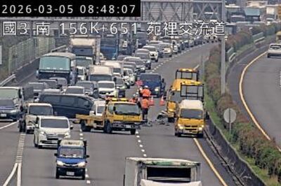 快訊／國道3號南向苑裡段車禍！2自小客追撞緩撞車　車流回堵1km