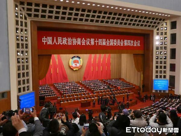 ▲▼ 2026,兩會,北京,政協開幕,習近平,王滬寧,人民大會堂 、大陸全國政協十四屆四次會議今（4）日下午開幕，大陸全國政協主席王滬寧發佈政協工作報告，習近平、李強、蔡奇等出席。（圖／記者陳冠宇攝）          