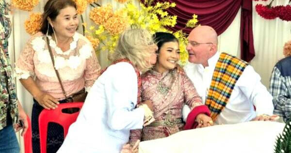 泰國布里蘭府一名新娘同時與兩名來自奧地利的男子結婚,婚禮畫面在網路引發討論。(圖/翻攝自X,@ThaiExaminer)