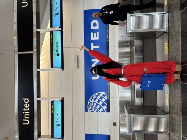 ▲巫師隊特別致贈當家球星Anthony Davis球衣，且精心給予二人不同款式之全身商品。（圖／莉奈享務所）