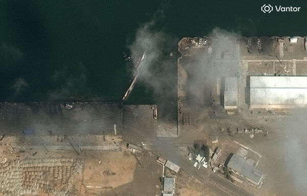 ▲▼美伊衝突，衛星影像顯示，3月4日伊朗科納拉克（Konarak）海軍基地一艘船隻翻覆。（圖／路透）
