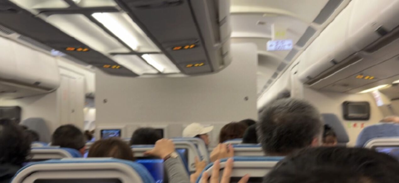 國泰班機起飛半小時突失壓 氧氣罩未落下...乘客曝:想嘔吐的感覺