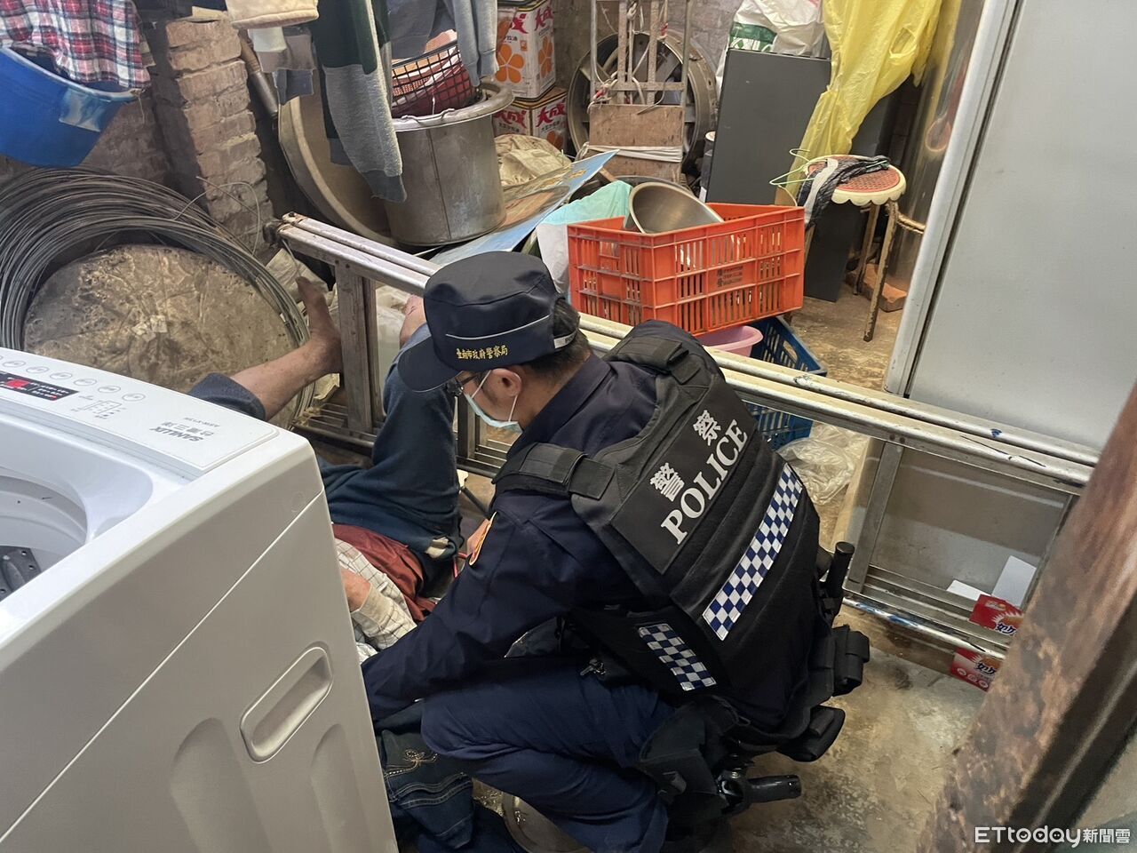 獨居老翁地震受困一整夜 南警破門救援挽回一命