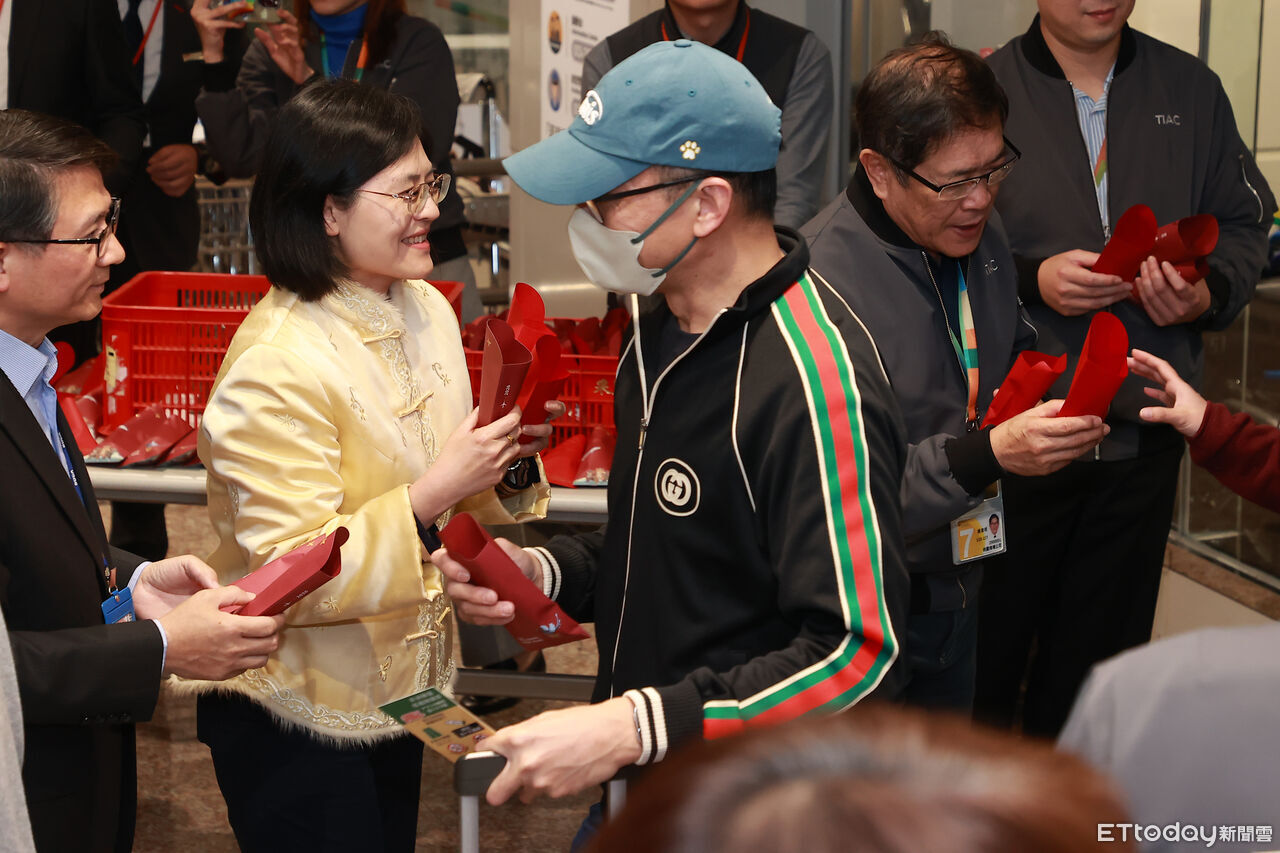 滯留杜拜275台人搭阿聯酋返台 觀光署接機送平安酥