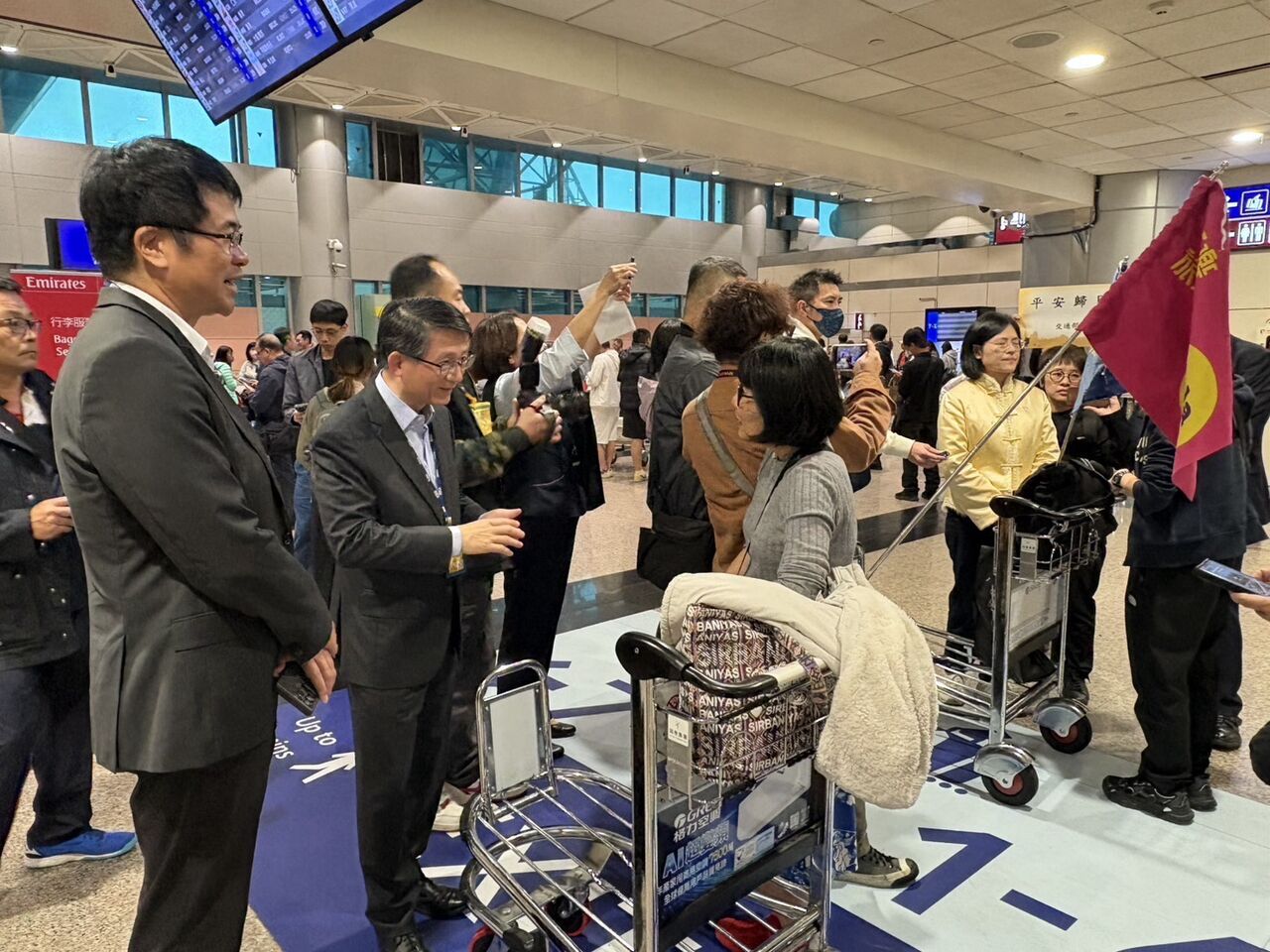 滯留杜拜275國人抵台 外交官員:持續了解需求因地制宜確保人身安全