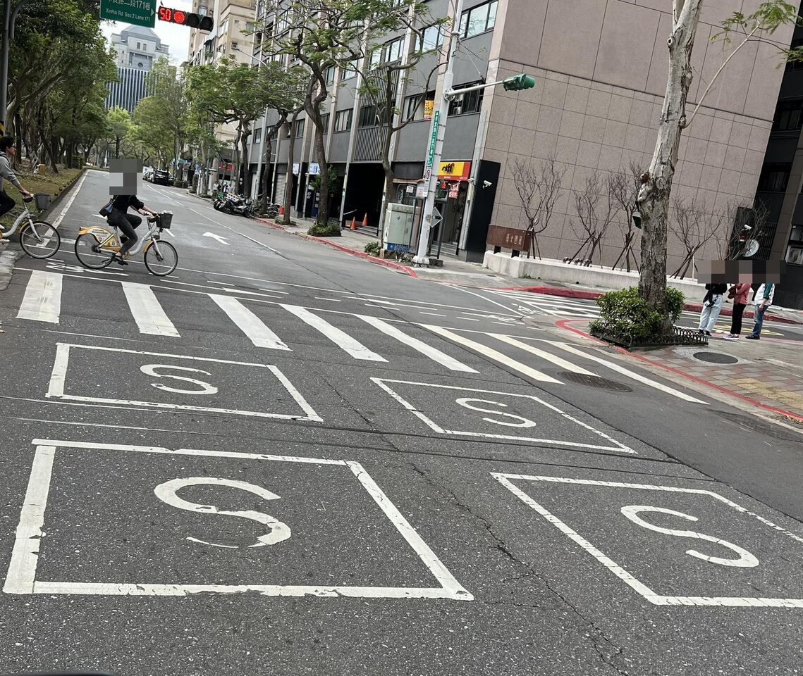 他好奇馬路「4S方格」有什麼用 釣出內行人解答