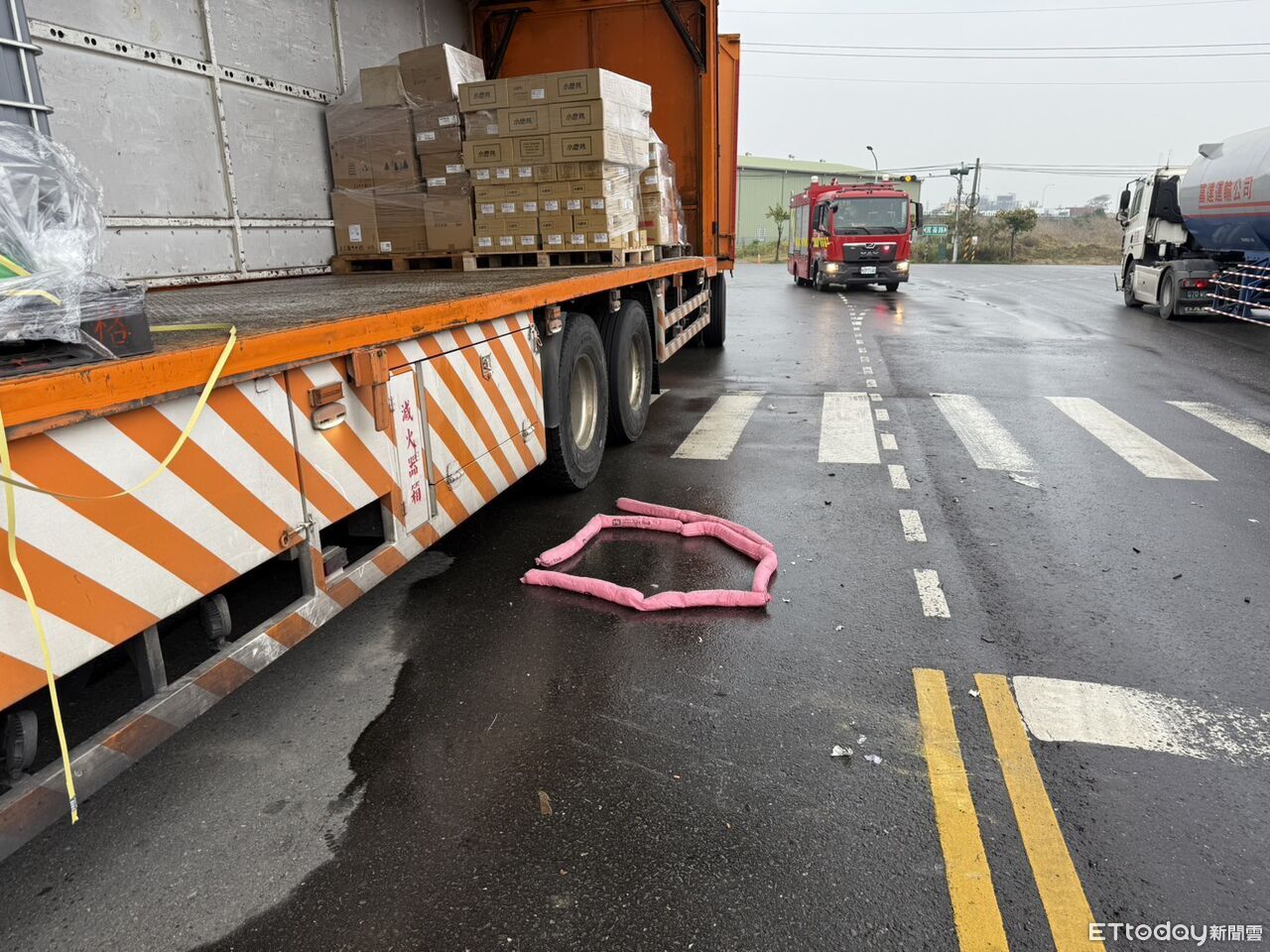 台南仁德聯結車掉落化學桶外洩 消防人員圍堵止漏幸無人傷