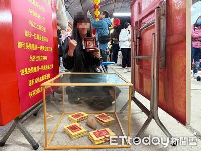 超罕見！澎湖山水上帝廟驚見「立筊」　信眾喜獲1錢黃金龜　