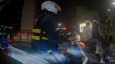 無照騎機車「雙載硬走快車道」台南猴被攔　最高可罰3萬6