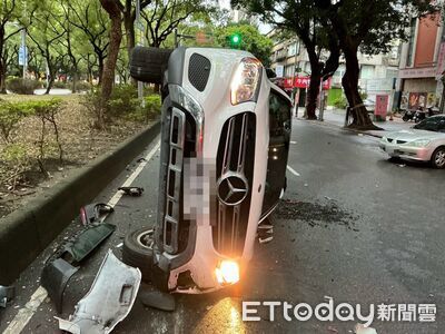 趕上班！賓士閃公車撞4車側翻！駕駛受困獲救　敦南狂塞1.5小時