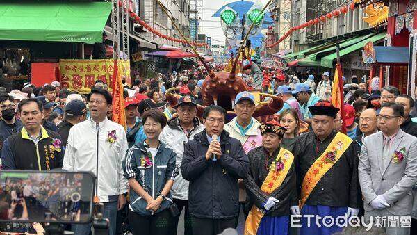 ▲台南佳里金唐殿「百足真人蜈蚣陣」開館剪綵，台南市長黃偉哲到場為108位神童祈福。（記者林東良翻攝，下同）
