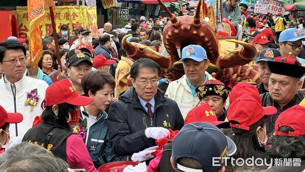 ▲台南佳里金唐殿「百足真人蜈蚣陣」開館剪綵，台南市長黃偉哲到場為108位神童祈福。（記者林東良翻攝，下同）