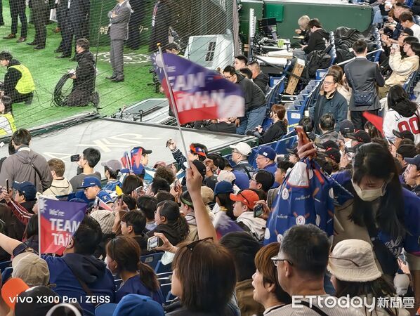 ▲台灣球迷擠爆東蛋     。（圖／記者王真魚攝）