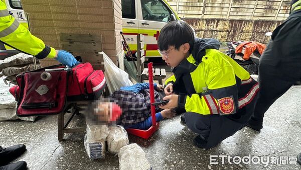 ▲七堵婦突昏倒路旁額頭擦傷 基隆警即刻伸援送醫救治。（圖／記者郭世賢翻攝）