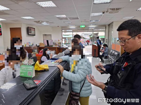 ▲銀行行員察覺婦人欲提領200萬元疑遭詐騙，透過QR Code無聲報案系統通報警方。（記者林東良翻攝，下同）