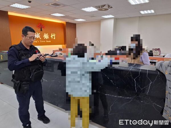▲銀行行員察覺婦人欲提領200萬元疑遭詐騙，透過QR Code無聲報案系統通報警方。（記者林東良翻攝，下同）