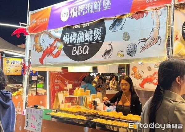▲▼ 嘉義燈會最強吸粉機！「焗烤海鮮堡」攤位美女店員火辣現身 。（圖／民眾提供）
