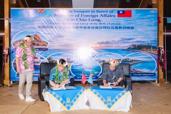 ▲▼外交部長林佳龍以總統特使身分出訪友邦吐瓦魯，並在吐瓦魯總理戴斐立（Feleti Teo）邀請下跳了一小段當地傳統舞蹈Fatele。（圖／翻攝自Facebook／林佳龍）