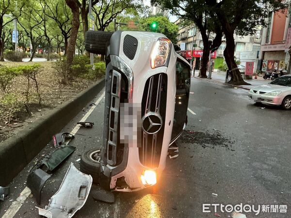 ▲嚴男駕駛為閃避轉彎公車，連續追撞多部汽車，自己翻車受困所幸並無大礙。（圖／記者張君豪翻攝）