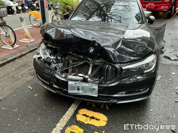 ▲嚴男駕駛為閃避轉彎公車，連續追撞多部汽車，自己翻車受困所幸並無大礙。（圖／記者張君豪翻攝）