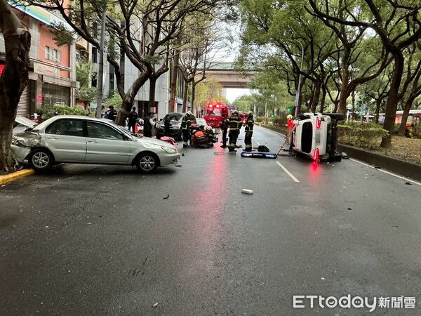▲嚴男駕駛為閃避轉彎公車，連續追撞多部汽車，自己翻車受困所幸並無大礙。（圖／記者張君豪翻攝）