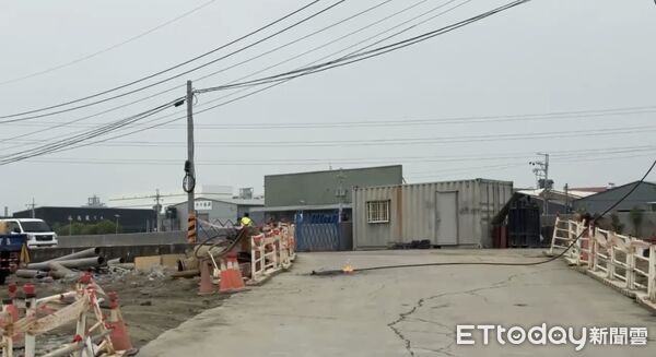 ▲▼ 高雄吊車施工不慎！吊臂扯斷電線起火。（圖／民眾提供）