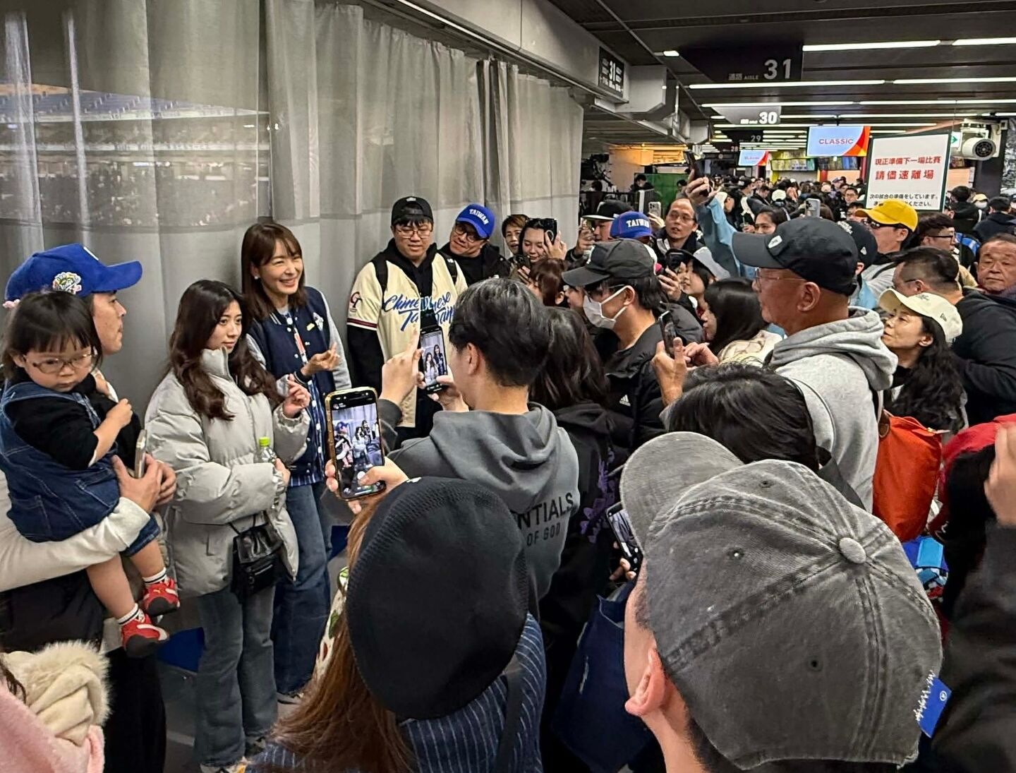 ▲▼賈永婕赴東京巨蛋為中華隊加油。（圖／翻攝賈永婕粉絲團）