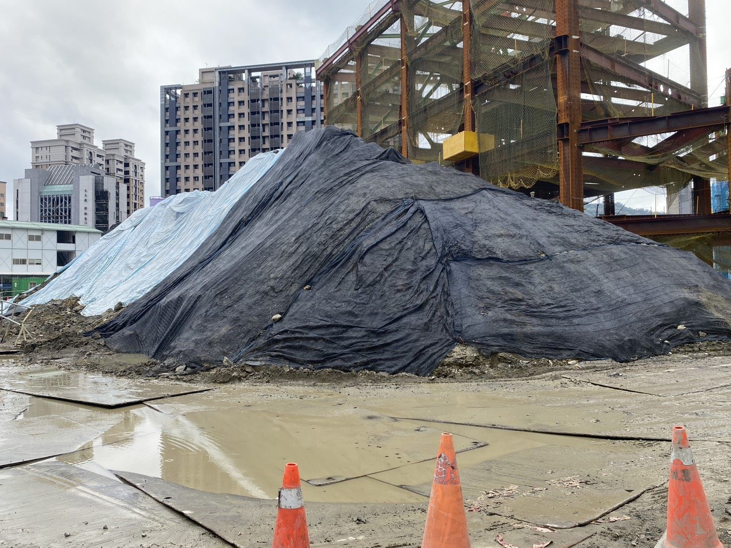 ▲▼台北市府為解決都更工程產生的大量土石方問題，首度將都更案土方運送到台北港收容。（圖／北市都市更新處）