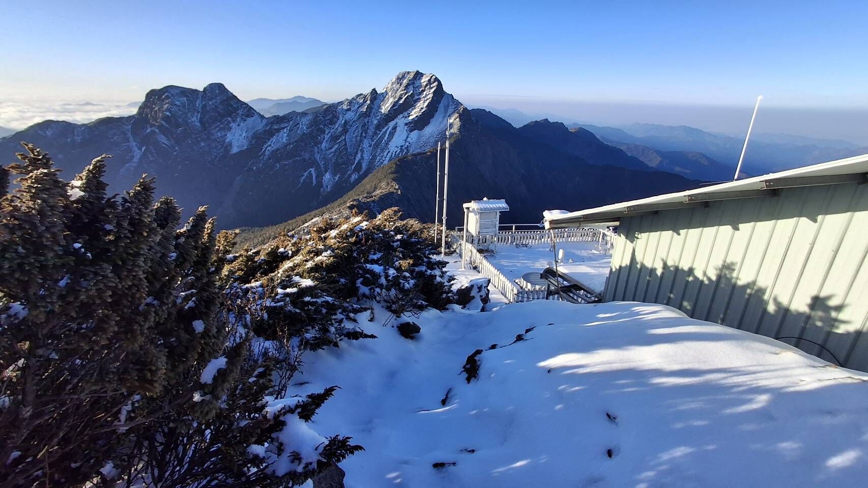 ▲▼玉山「銀白世界」積雪5公分！　日出絕美畫面曝光。（圖／中央氣象署）