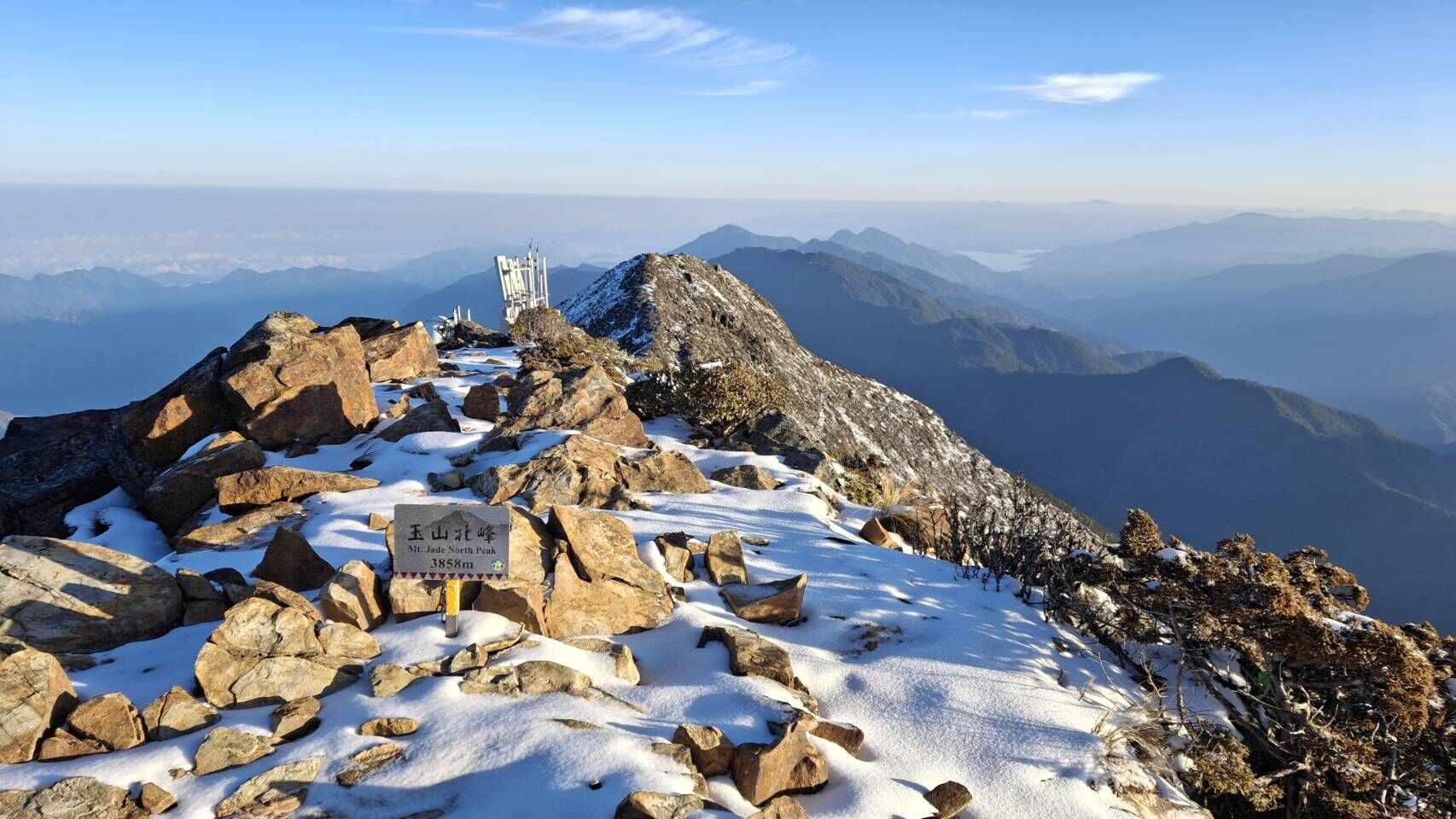 ▲▼玉山「銀白世界」積雪5公分！　日出絕美畫面曝光。（圖／中央氣象署）