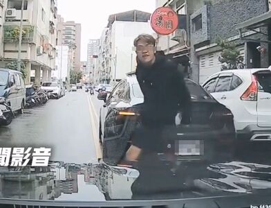 89猴湊一對！賓士男違停路中比中指譙三字經　金髮女眼抽筋瞪5秒