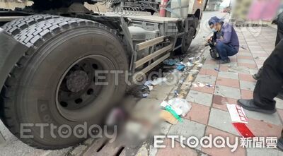 快訊／驚悚現場！高雄女騎士捲拖板車底...安全帽破裂爆血命危
