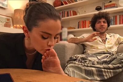 真愛無誤！席琳娜節目上「深情激吻」男友髒腳丫　網看傻：這絕對是真愛