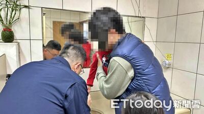 3歲童手指卡洞洞尺爆哭！父急抱衝派出所　基隆警剪開解危