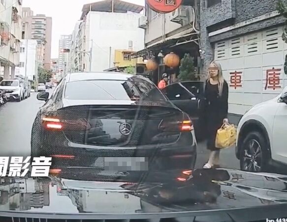 ▲▼賓士男不滿被叭怒比中指，大譙三字經，金髮女回頭狠瞪5秒。（圖／翻自社會事新聞影音）