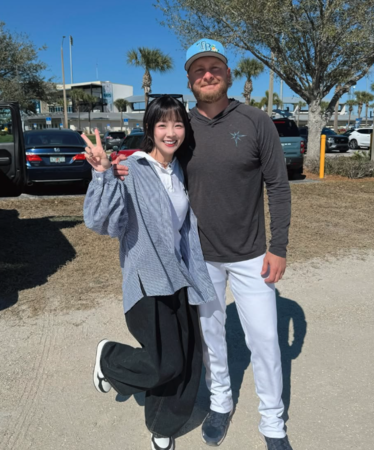 ▲▼籃籃和波賽樂在球場變成好友。（圖／樂天桃猿提供）