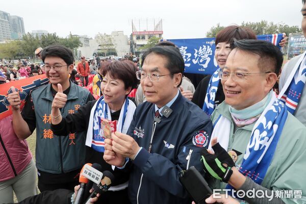 ▲台南市政府於永華市政中心舉辦WBC戶外直播派對，吸引民眾到場為台灣隊加油，市長黃偉哲到場與民眾一同應援Team Taiwan，並發送點心與礦泉水。（圖／記者林東良翻攝）