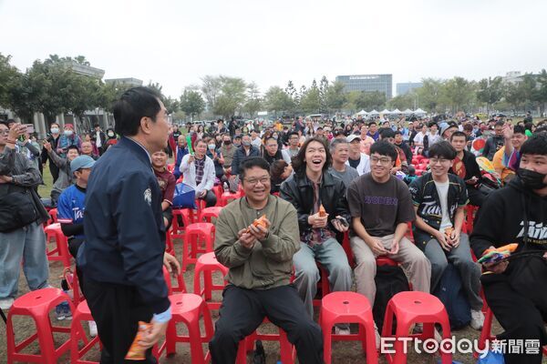 ▲台南市政府於永華市政中心舉辦WBC戶外直播派對，吸引民眾到場為台灣隊加油，市長黃偉哲到場與民眾一同應援Team Taiwan，並發送點心與礦泉水。（圖／記者林東良翻攝）
