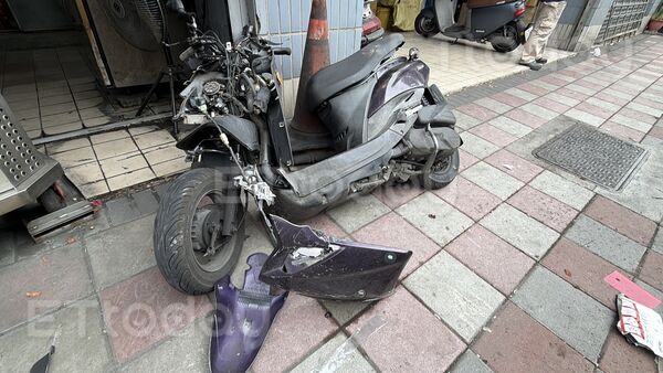 ▲高雄一輛拖板車將女騎士捲入車底，女騎士當場沒有生命跡象            。（圖／記者吳世龍攝）