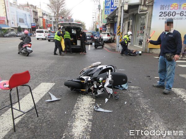 ▲▼1輛自小客車轉彎時未禮讓直行車，撞飛騎士。（圖／民眾提供，下同）