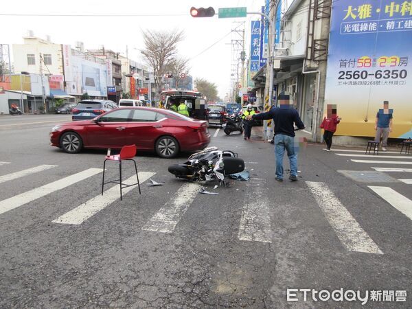 ▲▼1輛自小客車轉彎時未禮讓直行車，撞飛騎士。（圖／民眾提供，下同）