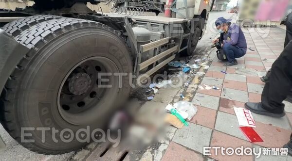 ▲高雄聯結車車禍，女騎士爆頭送醫搶救中。（圖／記者吳世龍攝）