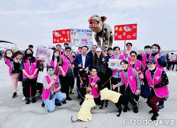 ▲▼   摸寵物神獵狗公祈福、和浪浪拍照，2026台灣燈會創意動保遊行萌力爆發。（圖／嘉義縣政府提供）